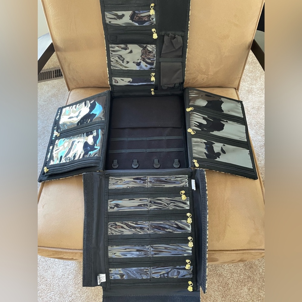 Jewellery organizer and storage